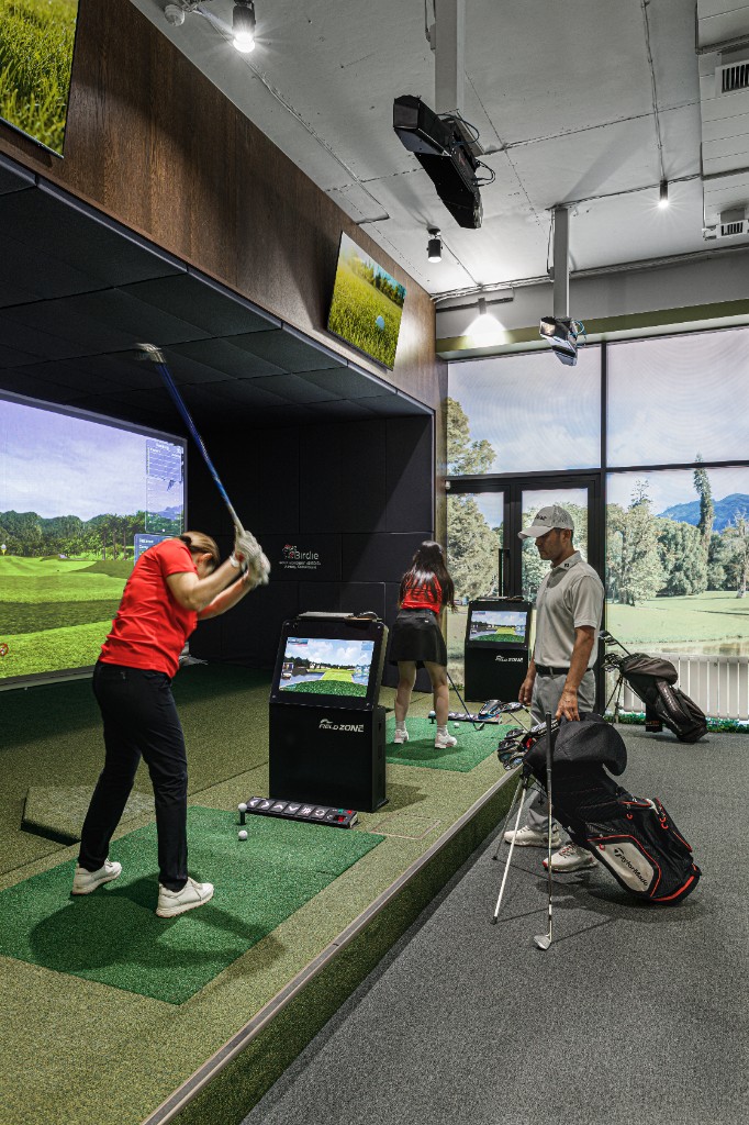 Новичок на тренировке с тренером в Birdie Golf Club